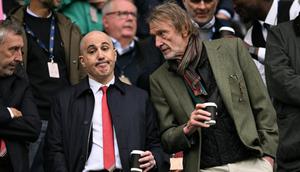 Pemilik Manchester United, Jim Ratcliffe (kanan), mencondongkan badan untuk berbicara dengan CEO Manchester United, Omar Berrada (kiri), dalam pertandingan Premier League antara Manchester City dan Manchester United di Stadion Etihad, Manchester, Inggris barat laut, pada 14 September 2025. (Oli SCARFF/AFP)