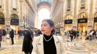 Outfit simpel yang dipadu tweed blazer beri kesan vintage, chic, dan timeless pada OOTD Prilly Latuconsina. [Foto: IG/prillylatuconsina96].