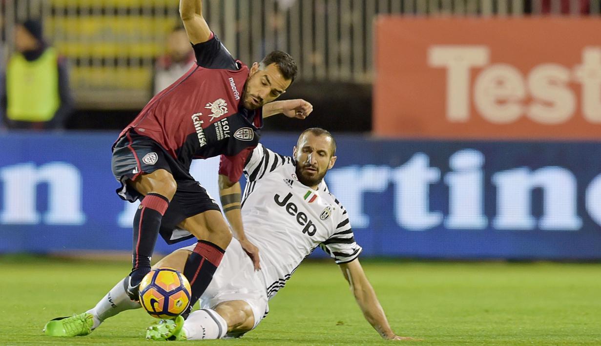 Aksi pemain Cagliari, Marco Sau (kiri) mencoba merebut bola dari pemain Juventus, Giorgio Chiellini pada lanjutan Serie A di Sant'Elia Stadium, Cagliari (12/2/2017). (AFP/Giuseppe Cacace)