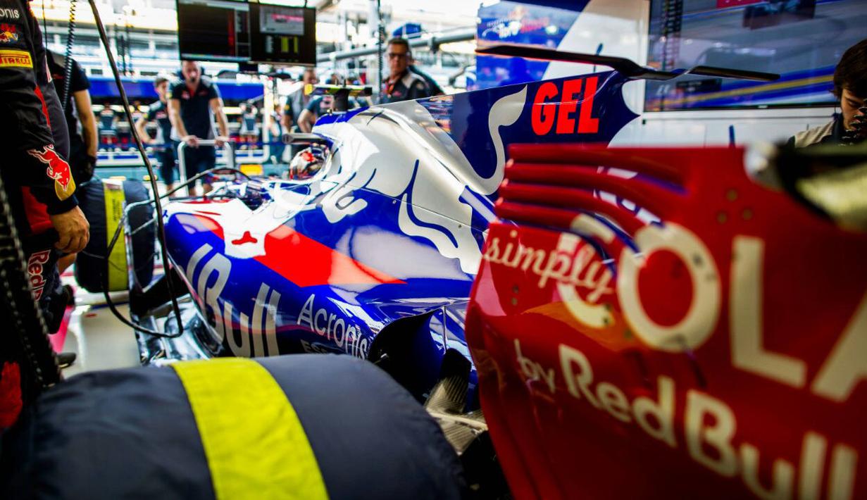 Mekanik sedang mempersiapkan mobil Sean Gelael pada tes bebas pertama bersama tim Toro Roso di F1 GP Singapura (16/9/2017). Sean tampil tenang tanpa masalah pada debut tersebut. (Bola.com/Toro Roso)