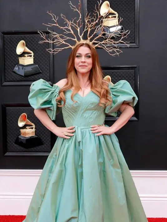 Begini penampilan nyentrik aktris Alisha Gaddis. Tampil menawan dengan dress warna sage, headpiece berbentuk pohon kering yang dikenakan Alisha bikin salfok! (Instagram/alishagaddishere).