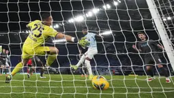 Pemain Lazio, Tijjani Noslin (tengah) mencetak gol melalui sundulan ke gawang Napoli pada babak laga 16 besar Coppa Italia 2024/2025 di Olympic Stadium, Roma, Italia, Jumat (06/12/2024) WIB. (AP Photo/Andrew Medichini)