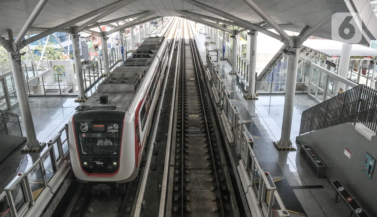 Light Rail Transit (LRT) Jakarta tiba di Stasiun Velodrome, Rawamangun, Jakarta Timur, Kamis (24/3/2022). Pemprov mengusulkan penetapan tarif integrasi transportasi Transjakarta, MRT dan LRT Jakarta untuk menghemat biaya perjalanan pengguna transportasi umum di Jakarta. (merdeka.com/Iqbal S Nugroho)