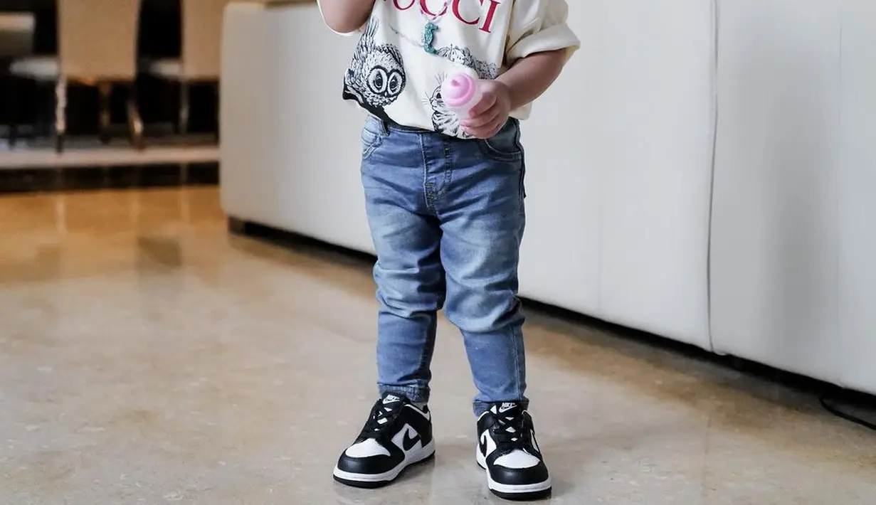 Meski tampil dengan gaya tomboy, rambut kuncir dua jadi sentuhan feminin andalan [@attahalilintar]