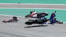 Takaaki Nakagami dan Alex Rins bersama motor-motornya terseret hingga ke gravel tikungan pertama Sirkuit Catalunya. (AP/Joan Monfort)