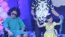 Ahmad Al Ghazali atau Al ditemani kedua adiknya, Abdul Qadir Jaelani alias Dul dan Safeea saat menghadiri acara Mom & Kids Awards 2015 di Jakarta, Selasa (22/12). Empat buah hati Ahmad Dhani itu tampak terlihat akrab. (Liputan6.com/Herman Zakharia)