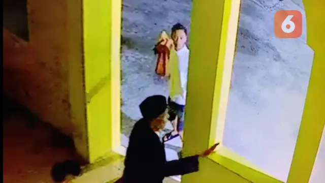 Tangakapan layar rekaman CCTV saat pelaku menganiaya imam masjid hingga meregang nyawa di Luwu (Liputan6.com/Fauzan)