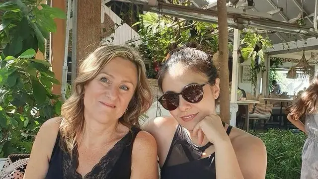 Gaya Kembar Wulan Guritno dengan Sang Ibunda yang Nggak Kalah Awet Muda