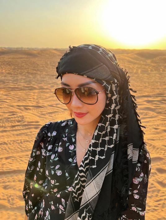 Sejak berstatus janda, kini ia pun makin sering mengunggah aktivitasnya dalam media sosial Instagram. Punya penampilan keren, tidak heran gayanya pun kerap menuai pujian para netizen. (Liputan6.com/IG/@ririndwiariyanti)