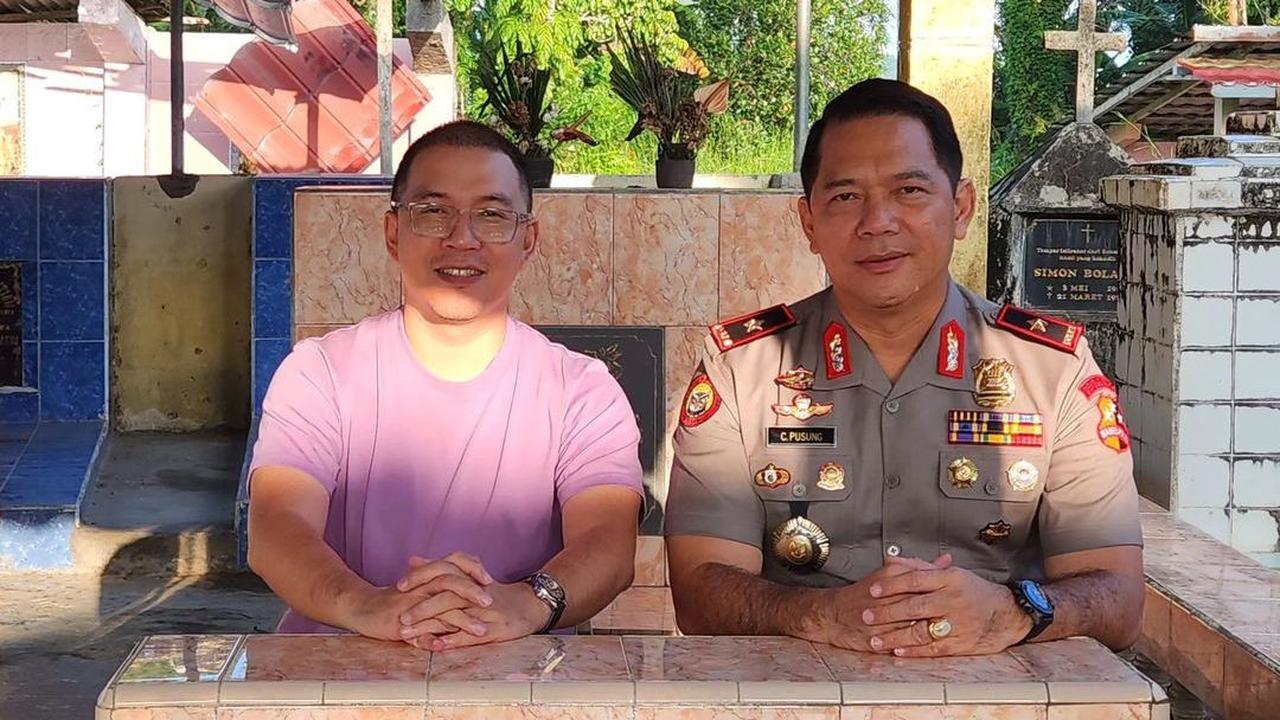 Brigjen Polisi Christ Reinhard Pusung terlihat berfoto di belakang sebuah pusara makam. Tidak sendiri, Ia berfoto bersama Piet Hein Pusung. Rupanya, itu merupakan tempat peristirahatan terakhir sang ayah. <br>