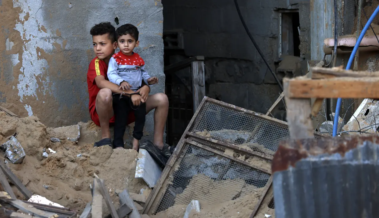 <p>Anak-anak dan keluarga di Gaza telah kehabisan makanan, air, listrik, obat-obatan, dan akses yang aman ke rumah sakit karena terputusnya semua rute pasokan. (Photo by SAID KHATIB / AFP)</p>
