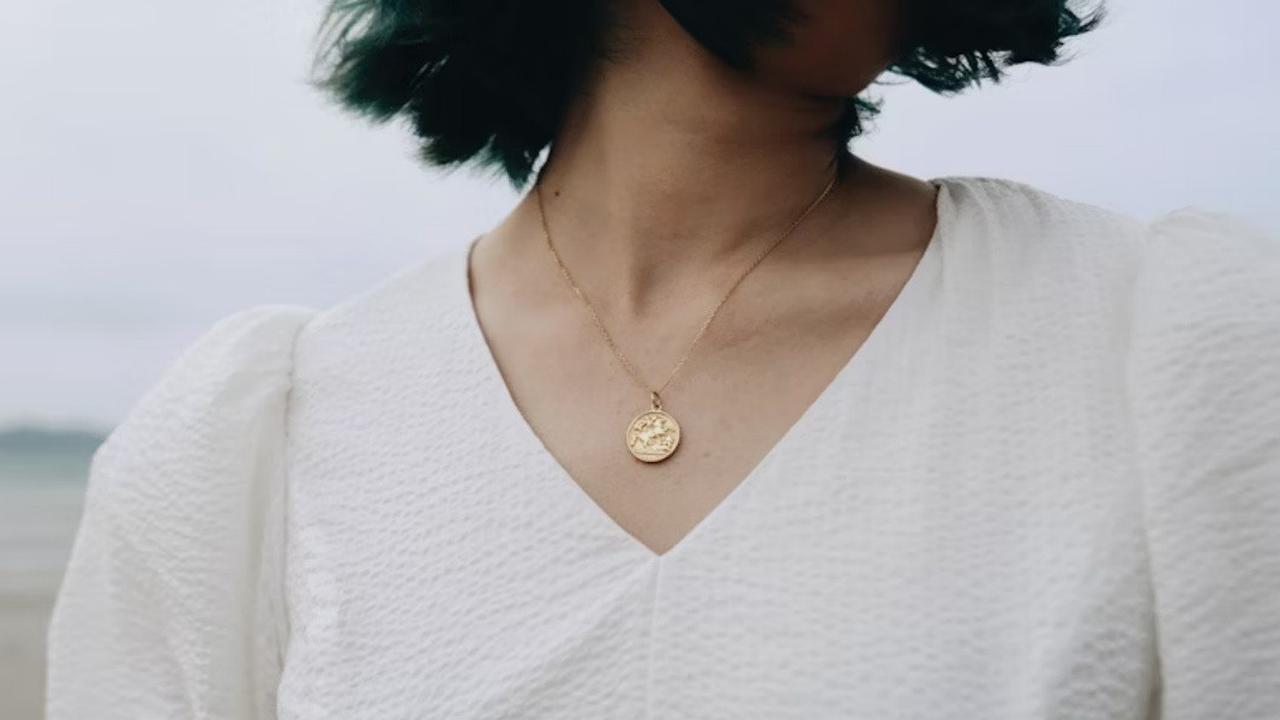 Kalung Emas Tipis atau Tebal? Ini Trik Sesuaikan dengan Bentuk Leher dan Outfit