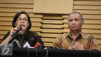 Menkeu Sri Mulyani (kiri) memberikan keterangan pers di KPK terkait OTT Ditjen Pajak, Jakarta, Selasa (22/11). KPK mengamankan uang 148,500,000 Dolar Amerika atau senilai 1,9 milyar dalam OTT tersebut. (Liputan6.com/Helmi Afandi)