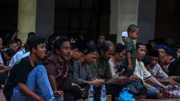 Sejumlah masyarakat sedang menunggu waktu berbuka di Masjid Istiqlal. (Foto: Istimewa)