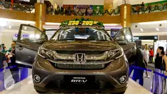 Sebuah mobil prototype Honda BR-V dipajang saat pameran mobil Honda di Summarecon Mal Serpong, Tangerang, Minggu( 29/11/2015). Sepanjang September 2015, Honda mencatatkan penjualan mobil sebanyak 14.355 unit. (Liputan6.com/Fery Pradolo)