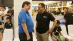 Gubernur DKI Jakarta Anies Baswedan berbincang dengan Ketum Partai Golkar sekaligus Menteri Perindustrian Airlangga Hartarto di Pluit Village Mall, Jakarta, Minggu (29/7). Anies dan Airlangga tampak mengenakan kaos. (Liputan6.com/Fery Pradolo)