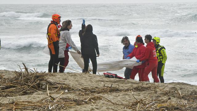 Puluhan Imigran Tewas Akibat Kapal Tenggelam di Italia Selatan
