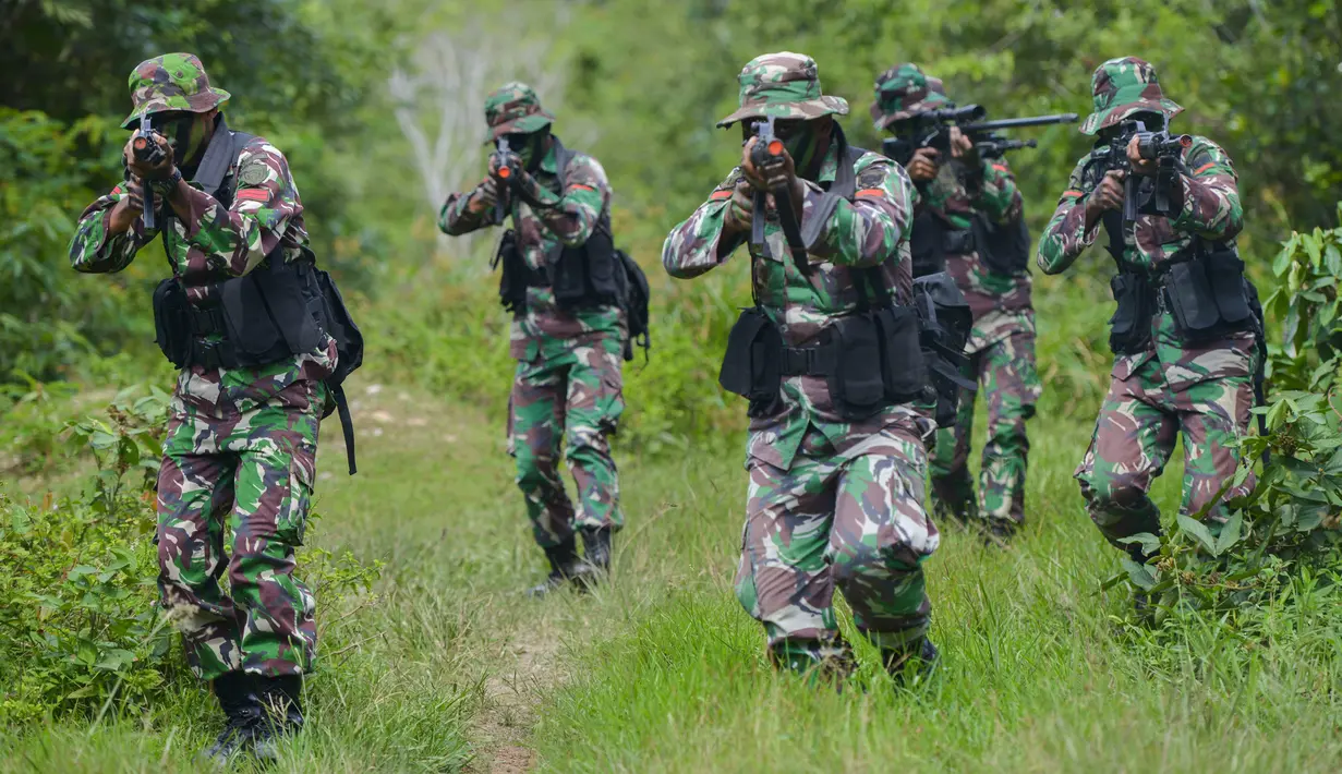 Prajurit TNI mengambil posisi siap menembak saat latihan perang gerilya di Hutan Mata Ie, Banda Aceh, Aceh, Rabu (2/1). Latihan dilakukan untuk meningkatkan kemampuan prajurit TNI dalam menjaga keutuhan NKRI. (CHAIDEER MAHYUDDIN/AFP)
