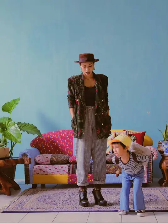 Nah, untuk yang satu ini Shareefa terlihat sedang bersama dengan sang buah hati. Gaya keduanya memang berbeda, namun tetap menggemaskan pastinya. (Instagram/shareefadaanish)