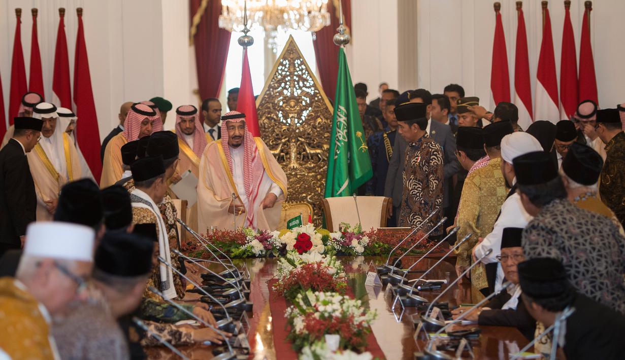 Suasana pertemuan antara Raja Salman bin Abdulaziz al-Saud yang ditemani Presiden Jokowi dengan sejumlah tokoh Islam di Istana Merdeka, Jakarta, Kamis (2/3).(Liputan6.com/Pool/Rosa Pangabean)