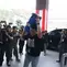 Petugas KPK membawa sebuah tong besar berwarna biru yang disegel dengan tulisan “Dalam Pengawasan KPK” di Gedung Merah Putih KPK, Jakarta Selatan, Jumat (16/10/2026). Tong tersebut dibawa bersamaan dengan kedatangan Bupati Klaten Hamenang Wajar Ismoyo setelah terjaring operasi tangkap tangan (OTT). (officialkpkri)