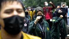 Aliansi BEM Seluruh Indonesia (BEM SI) menggelar aksi peringatan evaluasi 2 tahun Kabinet Indonesia Maju di Kawasan Patung Kuda, Jakarta, Kamis (21/10/2021). Aksi itu sebaagi bentuk penyampaian aspirasi dan kritik atas kinerja pemerintahan Jokowi dan Ma'ruf Amin. (Liputan6.com/Faizal Fanani)