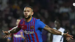 Penyerang Barcelona, Memphis Depay berselebrasi usai mencetak gol ke gawang Valencia pada pertandingan lanjutan La Liga Spanyol di stadion Camp Nou,Spanyol, Senin (18/10/2021). Kemenangan ini mengantar Barcelona berada di peringkat ketujuh klasemen dengan 15 poin. (AP Photo/Joan Monfort)