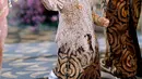 Memadukan batik dan brokat, Ameena juga tampilkan gaya yang begitu menggemaskan. [Foto: Instagram/ Ameena Halilintar]
