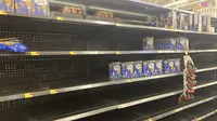 Rak sebagian besar kosong di Walmart di Anchorage, Alaska, Selasa (11/1/2022). Beberapa pekan terakhir ini supermarket di Amerika Serikat (AS) tengah kekurangan produk bahan makanan karena masalah baru, seperti tingginya penyebaran varian omicron dan cuaca buruk. (AP Photo/Mark Thiessen)