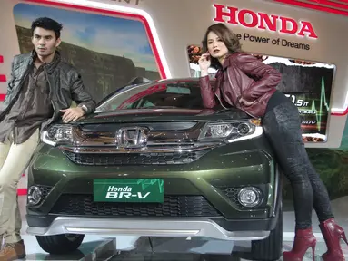 Model berpose disamping mobil saat acara pengumuman harga resmi Honda BR-V di Jakarta. (2/12). Mobil Honda BR-V memiliki empat varian tipe dengan harga yang berbeda - beda. (Liputan6.com/Angga Yuniar)