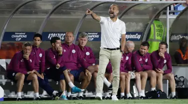 Pelatih Manchester City, Pep Guardiola mengintruksikan pemainnya saat bertanding melawan Real Madrid di International Champions Cup (ICC) di Los Angeles Memorial Coliseum, Kamis (27/7). City menang atas Madrid dengan skor 4-1. (AP Photo/Jae C. Hong)