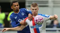 Penyerang Everton asal Senegal #10, Iliman Ndiaye (kiri), berebut bola dengan gelandang Crystal Palace asal Inggris #20, Adam Wharton (kanan), dalam pertandingan&nbsp;Premier League antara Everton dan Crystal Palace di Stadion Hill Dickinson, Liverpool, Inggris barat laut, pada 5 Oktober 2025. (Darren Staples/AFP)