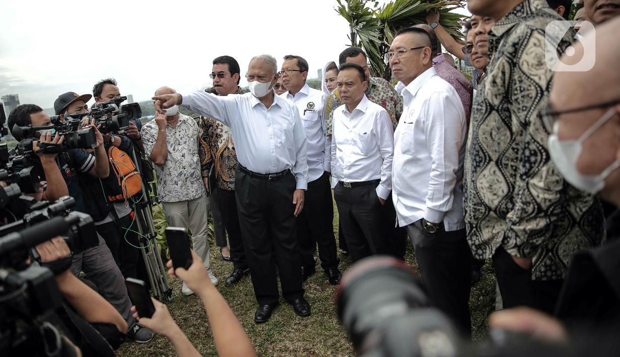 Wakil Ketua DPR RI Sufmi Dasco Ahmad (tengah) saat melakukan sidak lokasi pembangunan proyek Meikarta di Cikarang, Kabupaten Bekasi, Jawa Barat, Selasa (14/3/2023). Sufmi Dasco Ahmad memimpin rombongan belasan anggota DPR RI meninjau langsung lokasi pembangunan proyek Meikarta untuk mengetahui kondisi bangunan apartemen yang mangkrak sehingga membuat banyak konsumen merasa dibohongi serta dirugikan. (Liputan6.com/Faizal Fanani)