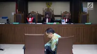 Bupati Halmahera Timur nonaktif, Rudi Erawan bersiap menjalani sidang lanjutan di Pengadilan Tipikor, Jakarta, Rabu (1/8). Rudi merupakan terdakwa kasus suap proyek Kementerian PUPR tahun 2016. (Liputan6.com/Helmi Fithriansyah)