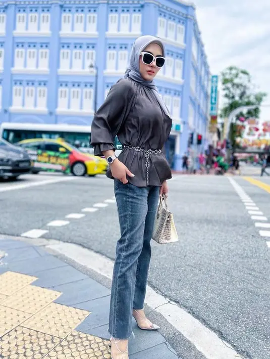 Bergaya di pinggir jalan, Syahrini terlihat semakin kece menenteng tas Hermes mahalnya. Birkin dari kulit buaya berwarna putih ini semakin membuat gayanya terlihat begitu mewah! (instagram.com/princessyahrini)
