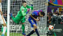 Salah satu sosok pemain yang menonjol pada laga tersebut adalah kiper Galatasaray, Inaki Pena. (AP/Joan Monfort)