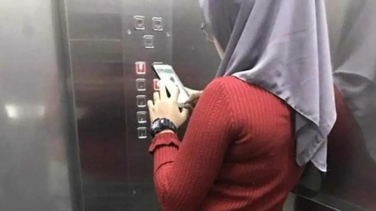 [Bintang] Sibuk Main Handphone, Cewek Ini Lupa Masih Pakai Celana Pendek