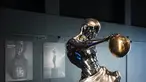 Tim impian bersejarah yang terdiri dari lima pematung ahli, termasuk Michelangelo, Rodin, dan Takamura, telah melatih kecerdasan buatan (artificial intelligence/AI) untuk mendesain patung yang dijuluki "Patung Mustahil", yang kini dipamerkan di museum Swedia. (NACKSTRAND / AFP)
