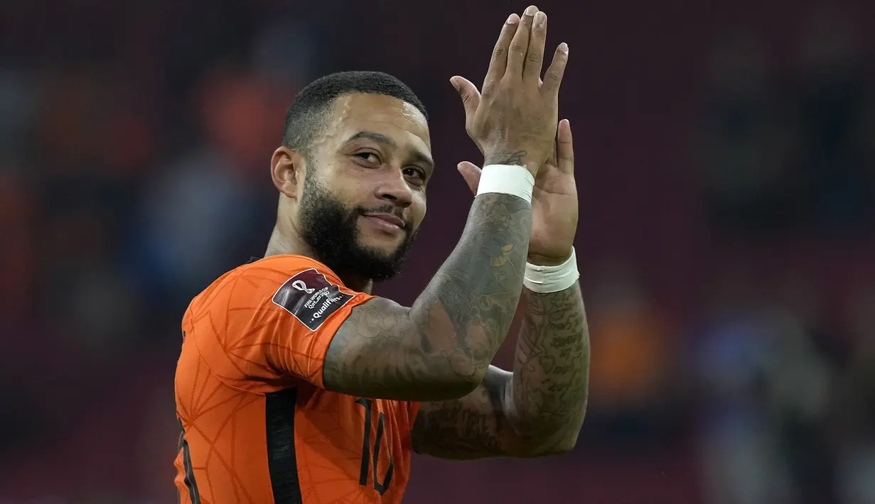 Memphis Depay bersama Belanda sukses berpesta gol ke gawang Turki dengan skor 6-1. Ketajaman duet Depay-Klaassen menjadi momok menakutkan lini belakang Turki. Mereka mampu memperagakan umpan satu-dua yang mampu memperdaya lawan. (Foto: AFP/John Thys)