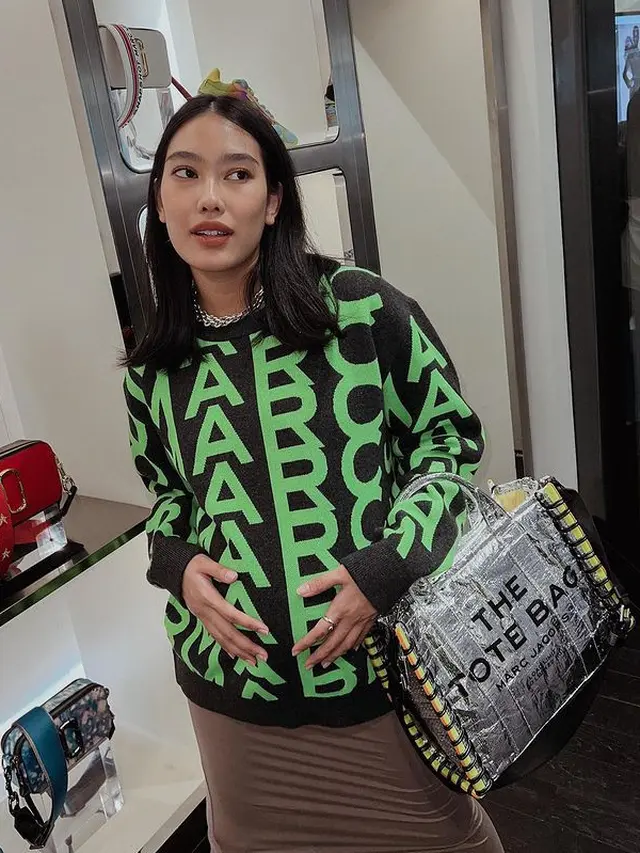 6 Gaya Bumil Fashionable Alika Islamadina di Detik-Detik Sebelum Melahirkan