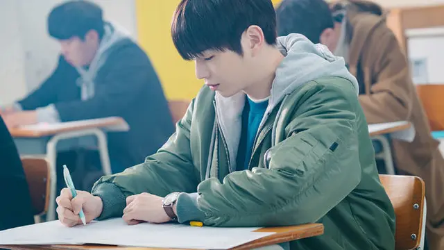 Kang Daniel dalam Rookie Cops. (Disney Plus via OSEN)