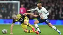 Pemain Tottenham Hotspur Lucas Moura (kanan) berebut bola dengan pemain Southampton Oriol Romeu pada pertandingan ulangan babak keempat Piala FA di Tottenham Hotspur Stadium, London, Inggris, Rabu (5/2/2020). Tottenham Hotspur menang 3-2. (Glyn KIRK/AFP)