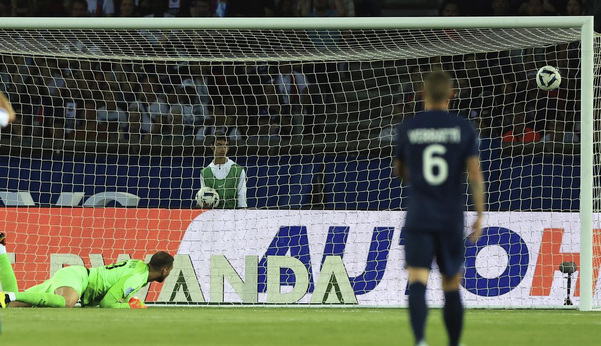 Gawang PSG yang dikawal Gianluigi Donnarumma sudah dijebol AS Monaco saat laga memasuki menit ke-20. (AP/Aurelien Morissard)