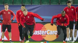 Para pemain Manchester United sedang berlatih mempersiapkan diri menghadapi Wofsburg pada lanjutan Liga Champions di Stadion Volkswagen Arena, Wolfsburg, Germany, Senin (7/12/2015).  (AFP Photo/John Macdougall)