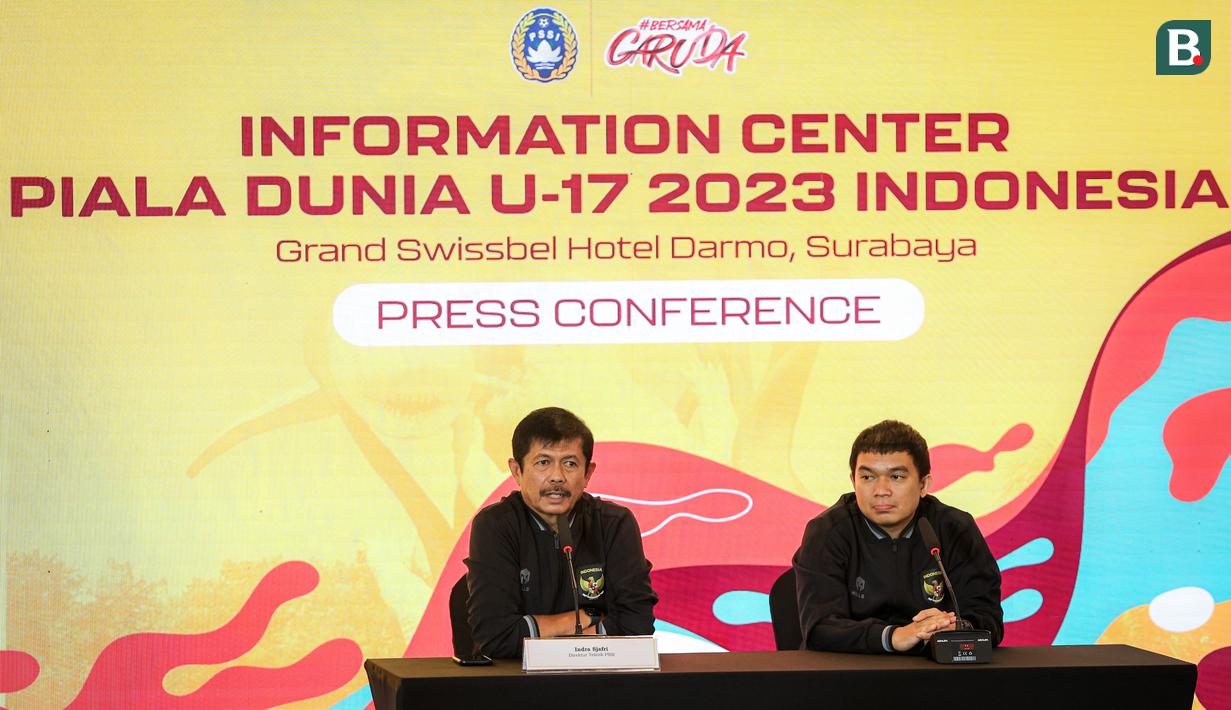 Direktur Teknik PSSI, Indra Sjafri (kiri) memberikan keterangan kepada media terkait kondisi terbaru Timnas Indonesia U-17 selama Piala Dunia U-17 2023 yang berlangsung di Information Center Piala Dunia U-17, Grand Swiss-Belhotel, Jalan Bintoro, Surabaya, Sabtu (11/11/2023). (Bola.com/Bagaskara Lazuardi)