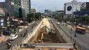 Alat berat dioperasikan untuk mengerjakan pembangunan proyek underpass Mampang-Kuningan, Jakarta, Senin (29/1). Underpass dengan panjang 860 meter ini kemungkinan besar baru bisa rampung pada April 2018 mendatang. (Liputan6.com/Immanuel Antonius)