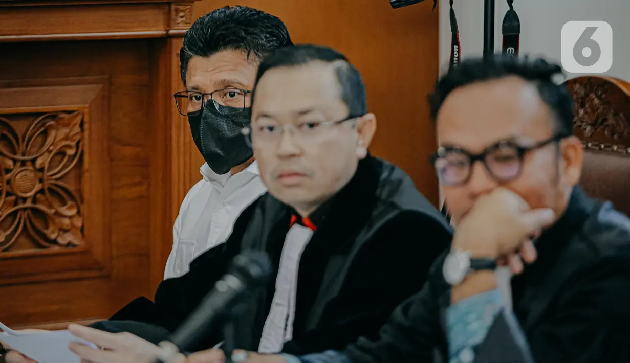 Terdakwa kasus pembunuhan Brigadir Nopriansyah Yosua Hutabarat atau Brigadir J, Putri Candrawathi (kiri) menjalani sidang lanjutan di PN Jakarta Selatan, Selasa (29/11/2022). JPU menghadirkan sembilan saksi dalam persidangan pekan ketujuh kasus pembunuhan Brigadir J dengan terdakwa Ferdy Sambo dan Putri Candrawathi. (Liputan6.com/Faizal Fanani)
