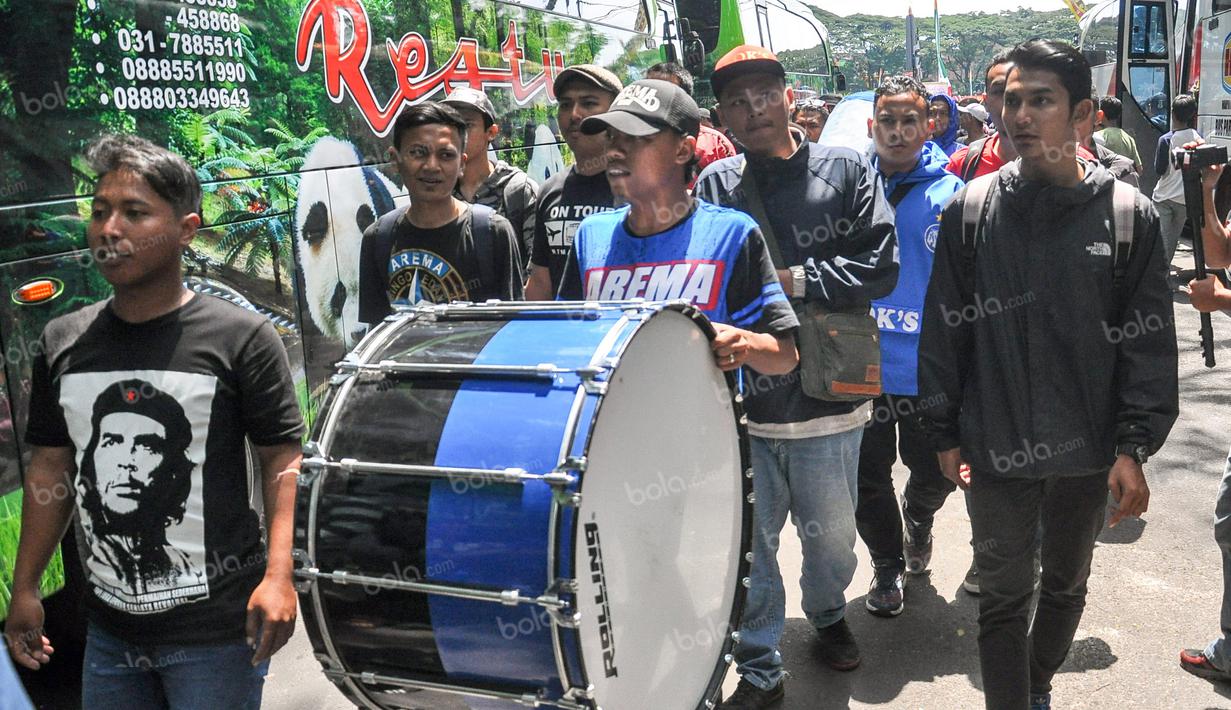 Ribuan Aremania bersemangat berangkat menuju Stadion Utama Gelora Bung Karno untuk mendukung Arema Cronus yang akan tampil di final Torabika Bhayangkara Cup 2016 melawan Persib Bandung, Sabtu (2/4/2016). (Bola.com/Iwan Setiawan)