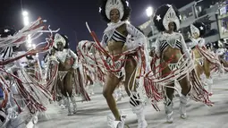 Peserta dari Vila Isabel ikut dalam Karnaval Samba di Sambadrome, Rio de Janeiro, Brasil, Senin (27/2). Karnaval Samba dimeriahkan oleh hampir seluruh sekolah samba di Brasil. (AP Photo / Leo Correa)