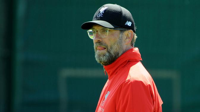 Ekspresi Manajer Liverpool Juergen Klopp saat memantau latihan anak asuhnya. (AP Photo/Rui Vieira)